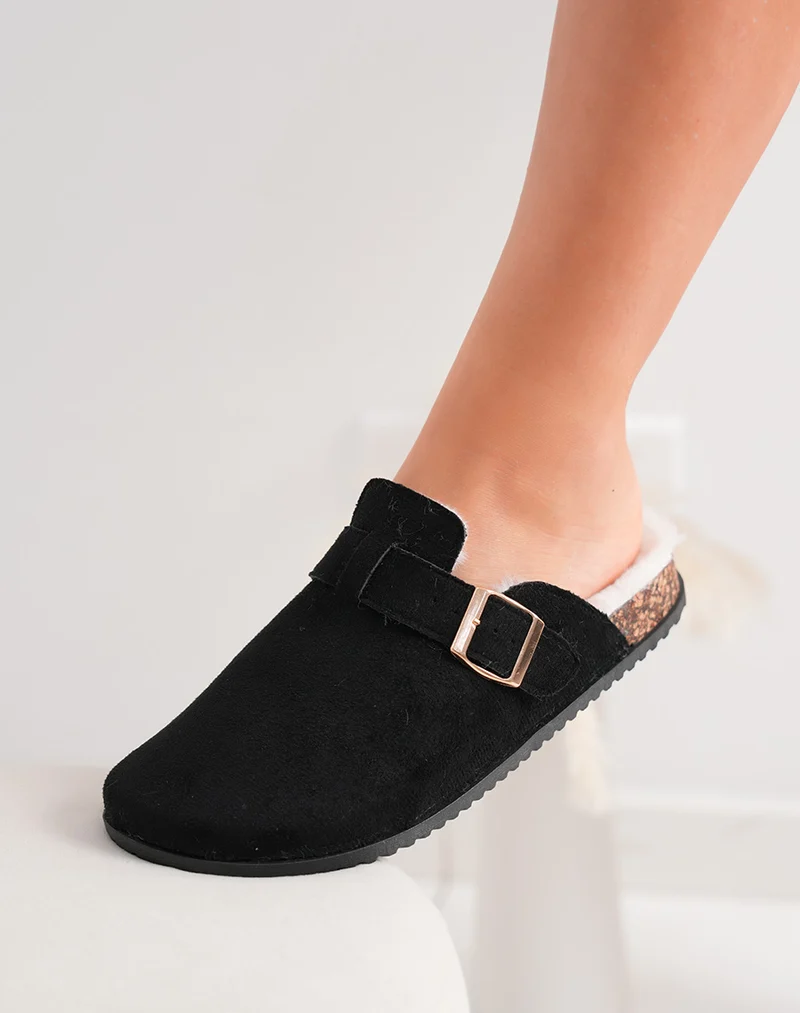 Mules femme noires en suédine fourrée avec boucle dorée