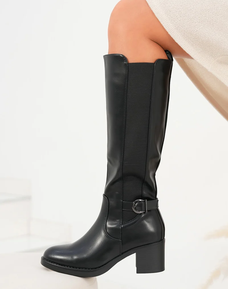 Bottes femme noires élégantes avec talon moyen et sangle décorative
