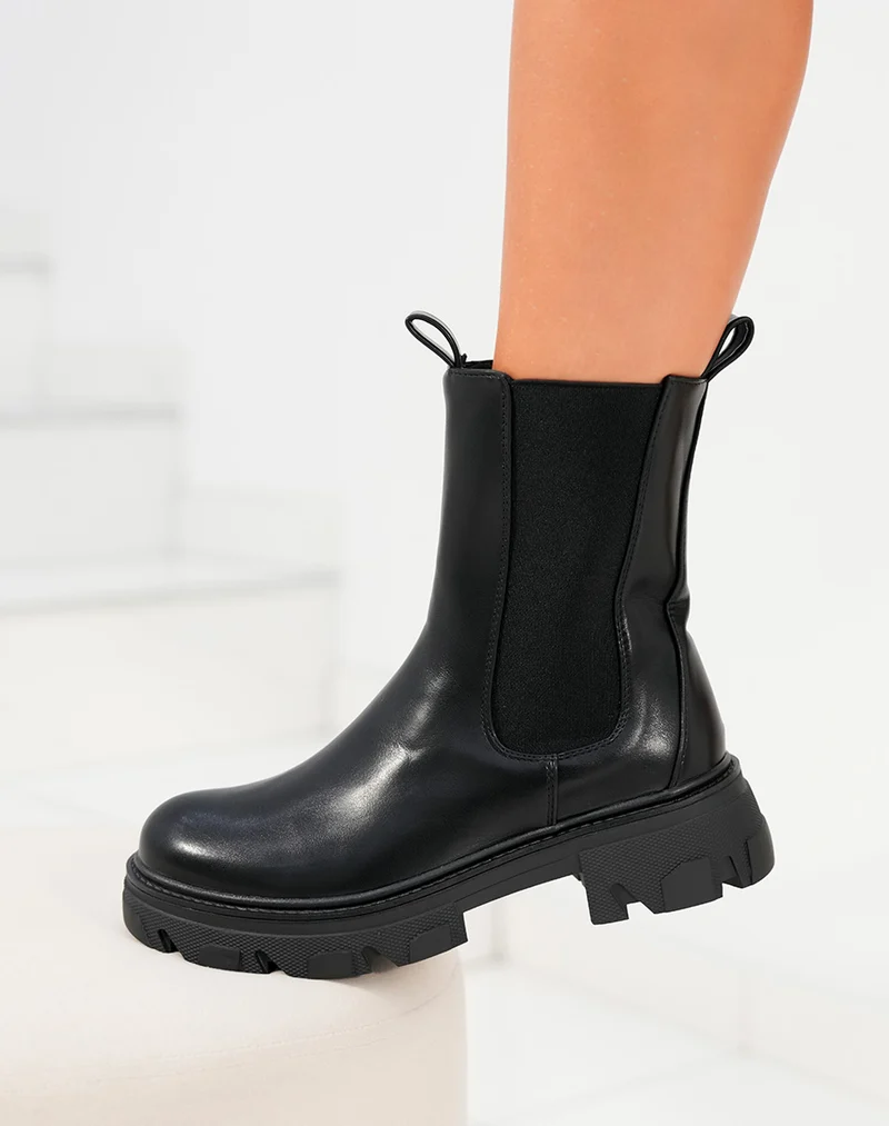 Bottines femme noires montantes style Chelsea avec semelle crantée