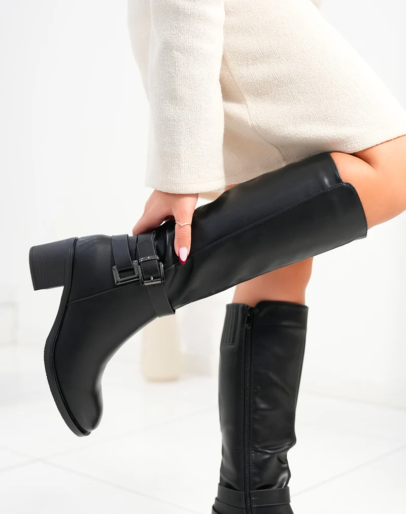 Bottes femme noires avec talon moyen et double sangles décoratives argentées