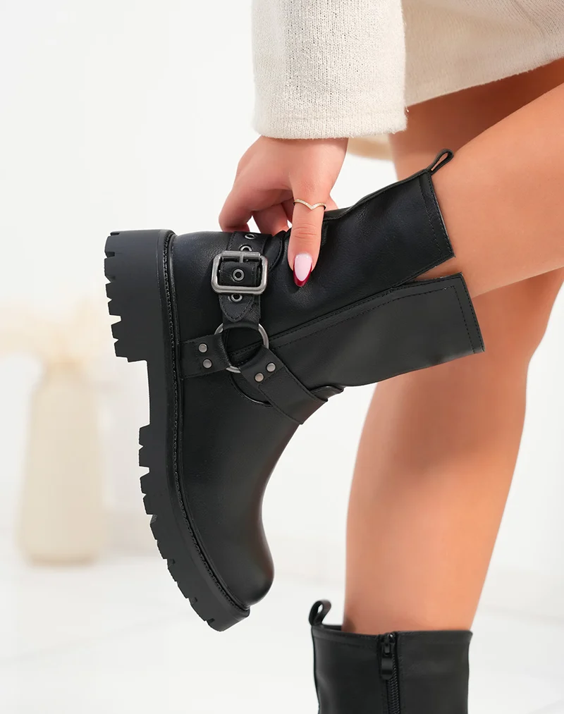 Bottines femme noires avec sangle décorative argentée et semelle crantée