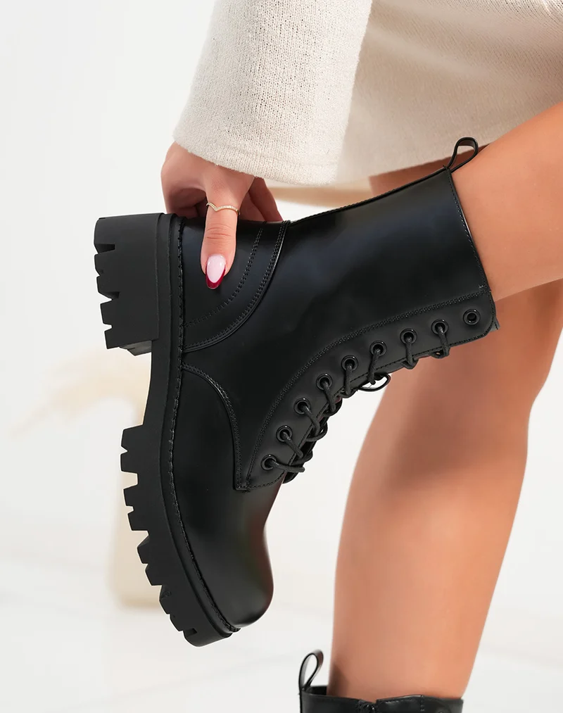 Bottines femme noires à lacets avec talon épais et semelle crantée