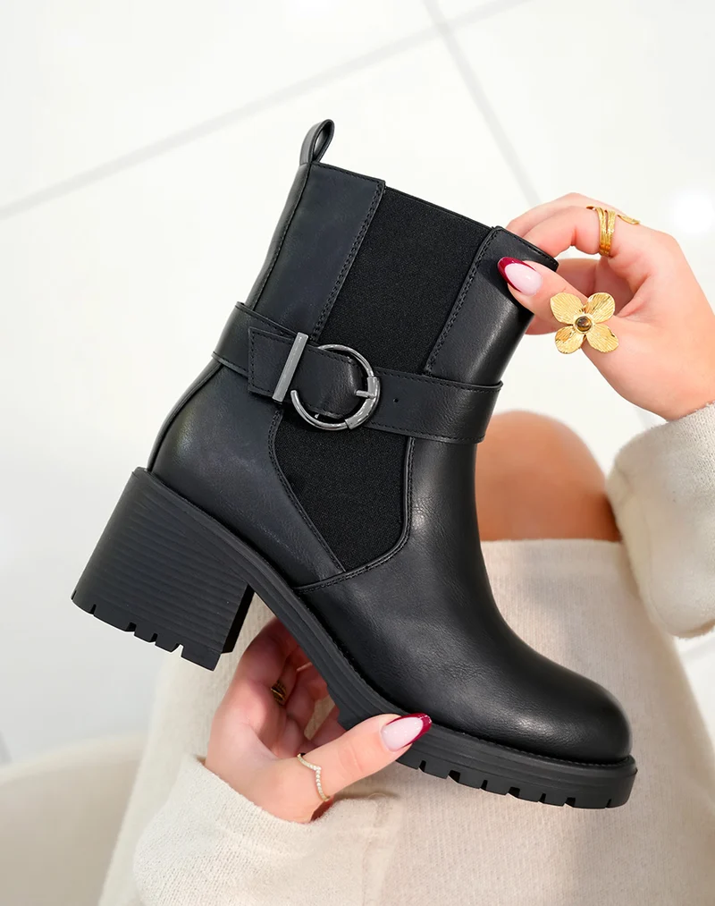 Bottines femme noires avec boucles rondes métalliques et semelle crantée