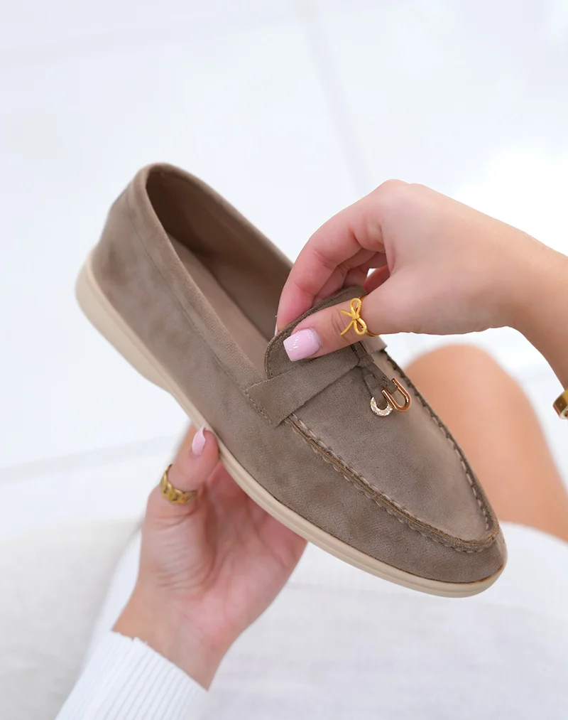 Mocassins femme taupe en suédine avec lanière et détail doré