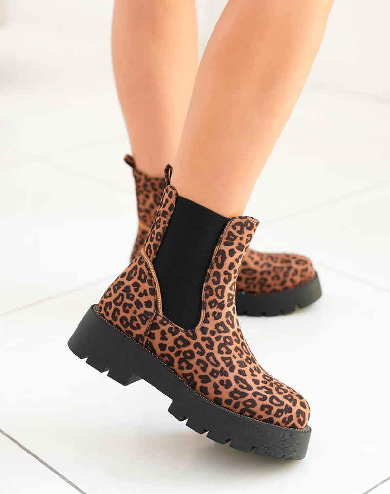 Bottines femme en suédine léopard style Chelsea avec semelle crantée et strass dorés