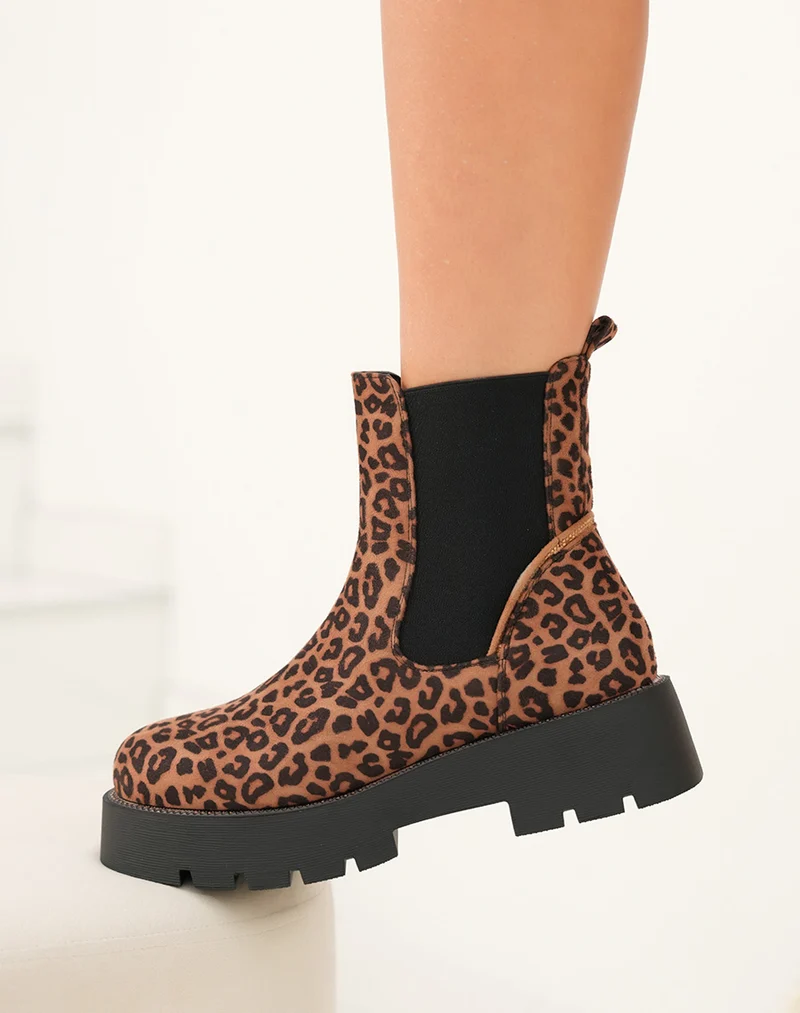 Bottines femme en suédine léopard style Chelsea avec semelle crantée et strass dorés