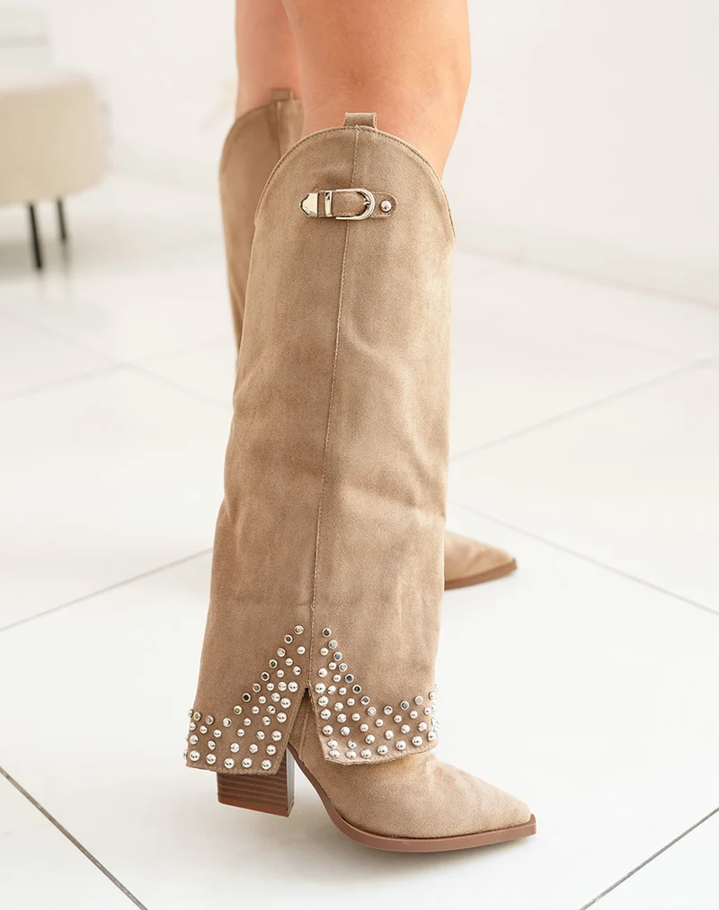 Bottes femme en suédine taupe à talon haut avec clous argentés et sangle décorative