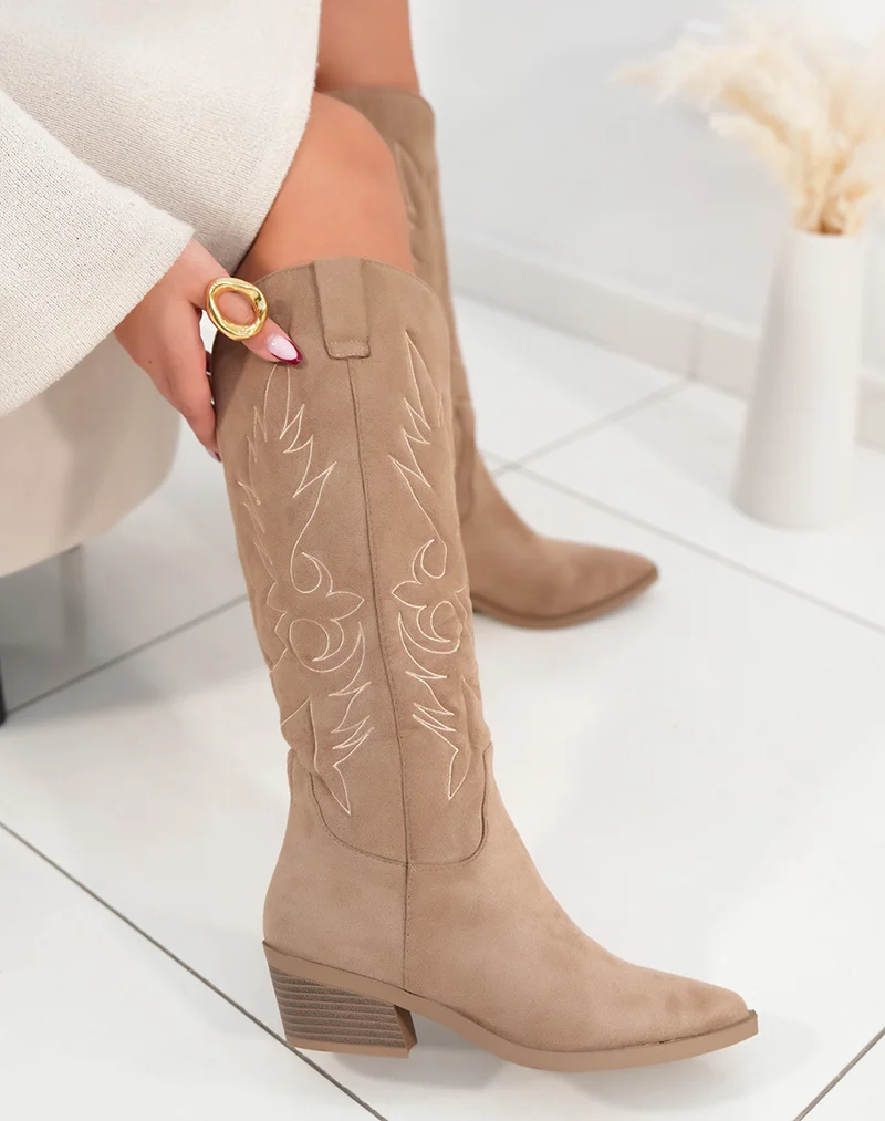 Bottes femme taupe en suédine style santiags avec détails tissés et talon épais élégance et caractère