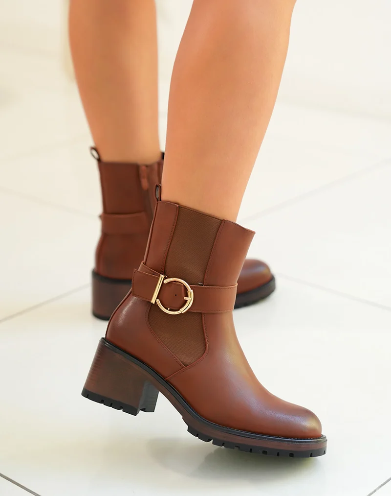 Bottines femme camel avec lanière et boucle dorée