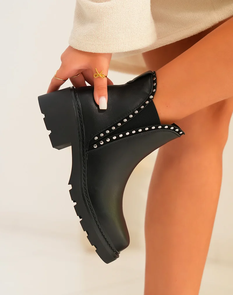 Bottines femme noires basses avec détails argentés et semelle crantée
