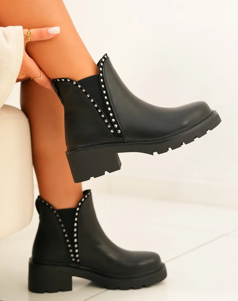 Bottines femme noires basses avec détails argentés et semelle crantée