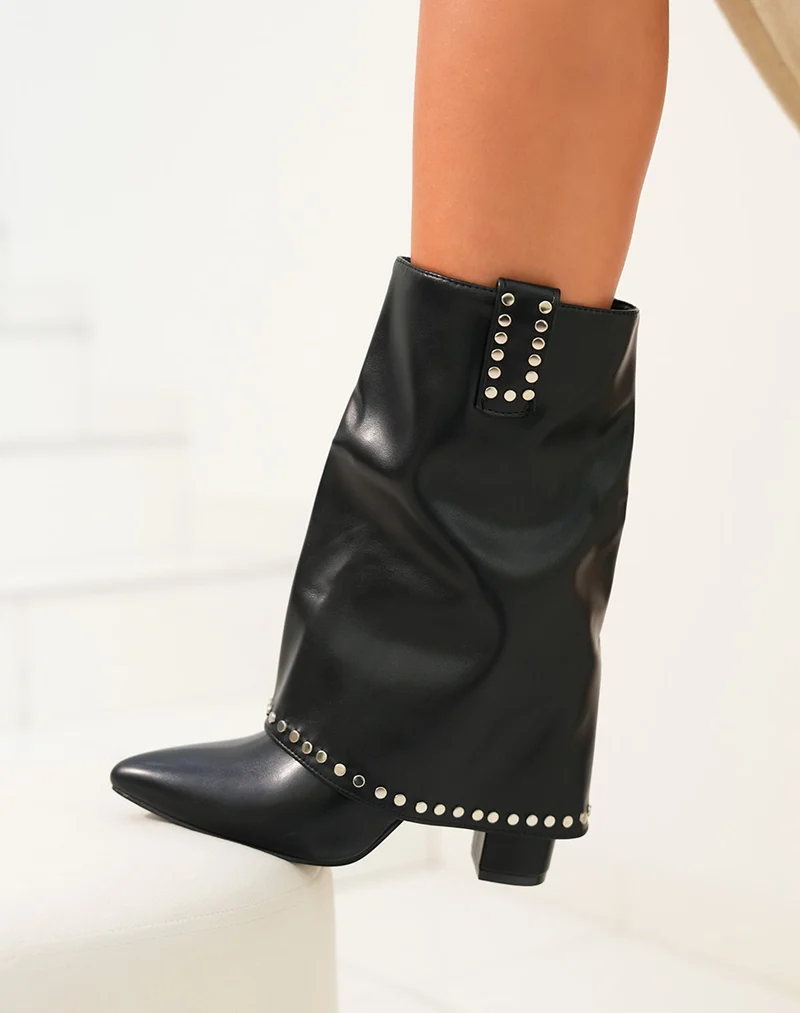 Bottines femme noires avec clous argentés et revers