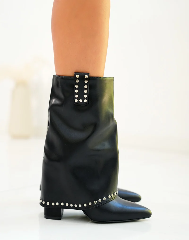 Bottines femme noires avec clous argentés et revers