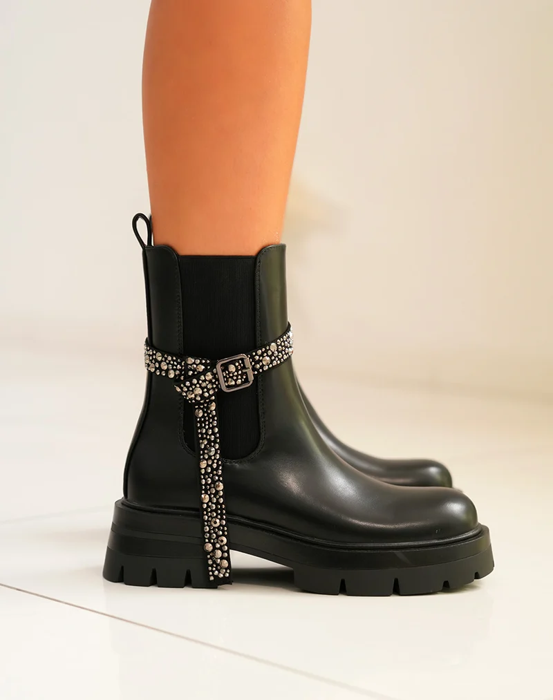 Bottines femme noires avec lanière strassée argentée et semelle crantée
