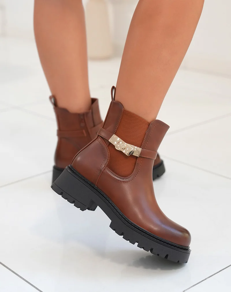 Bottines femme camel avec sangle dorée et semelle crantée