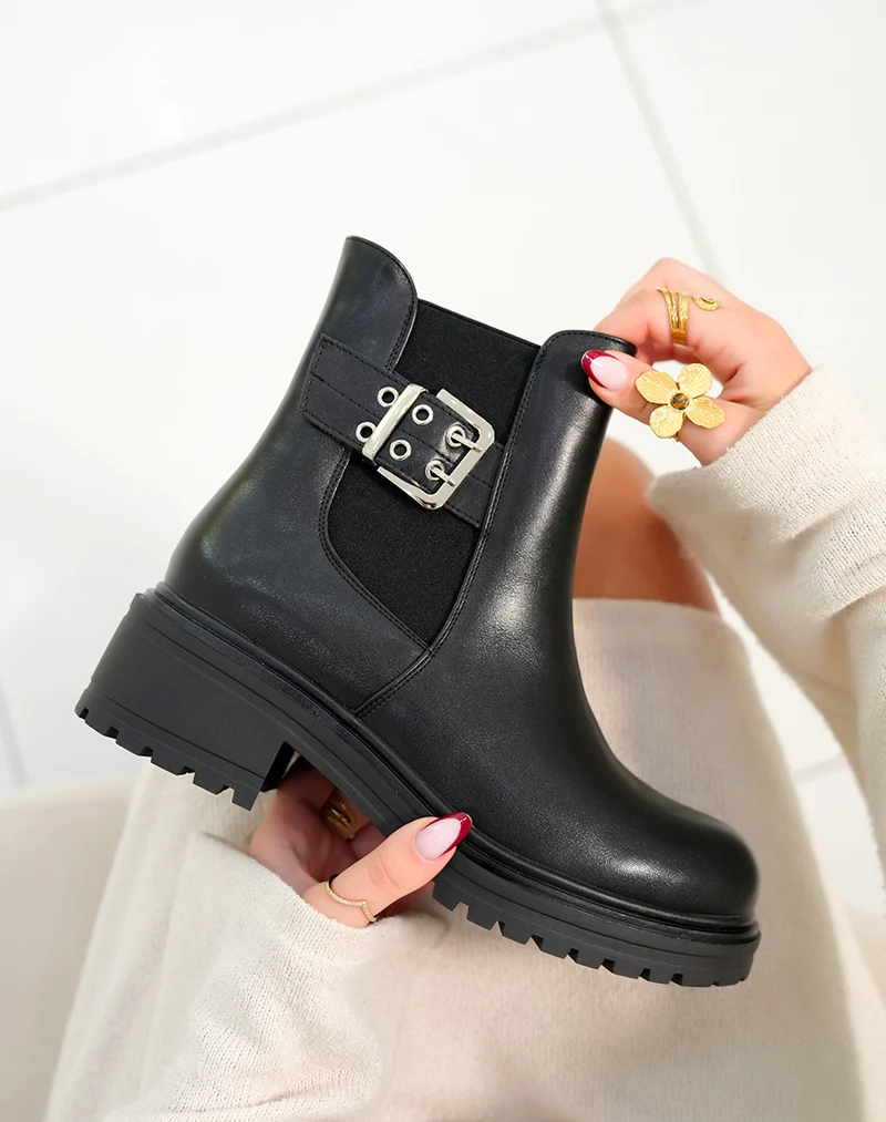 Bottines femme noires avec lanière argentée et semelle crantée
