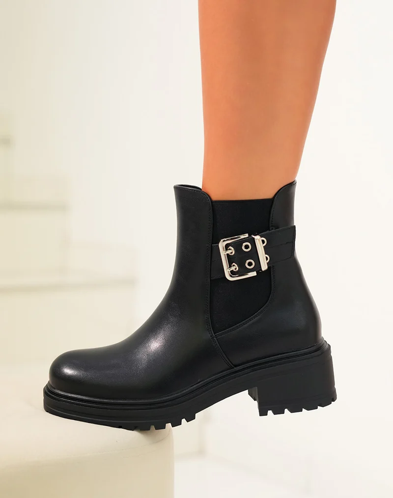Bottines femme noires avec lanière argentée et semelle crantée