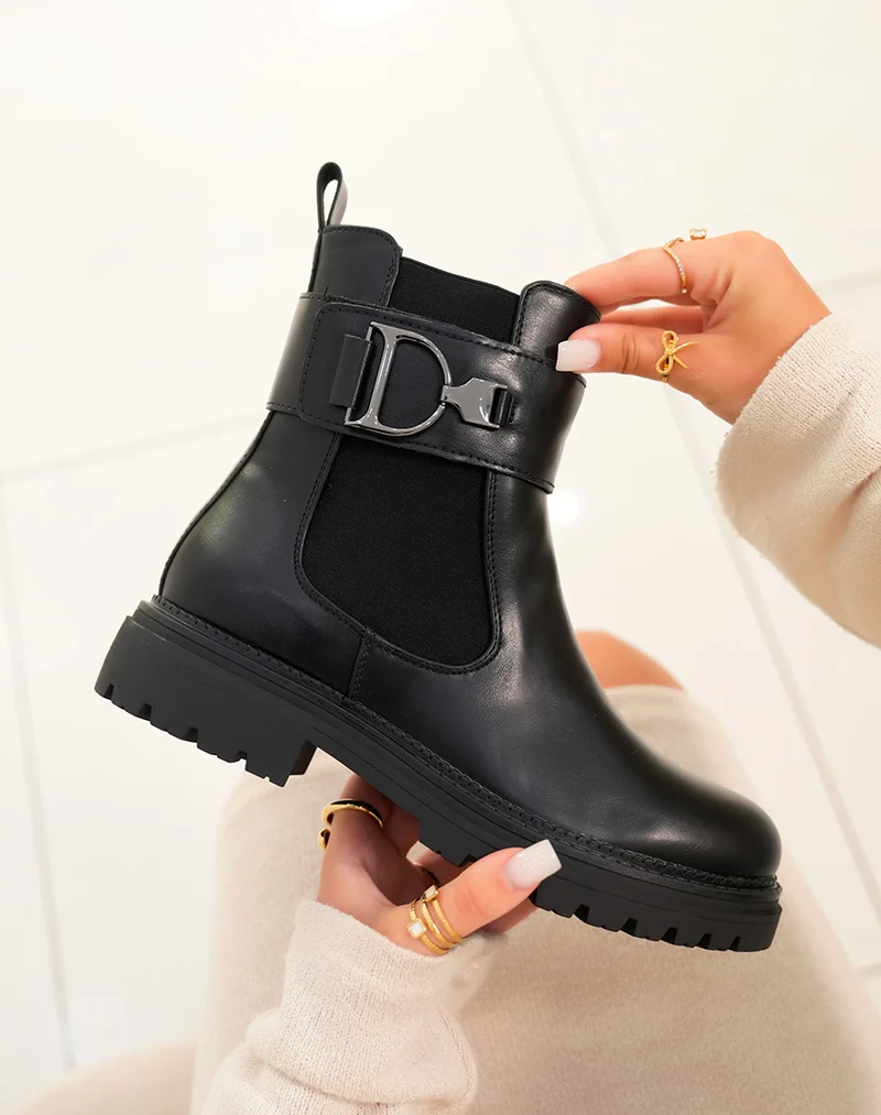 Bottines femme noires avec lanière argentée et semelle crantée