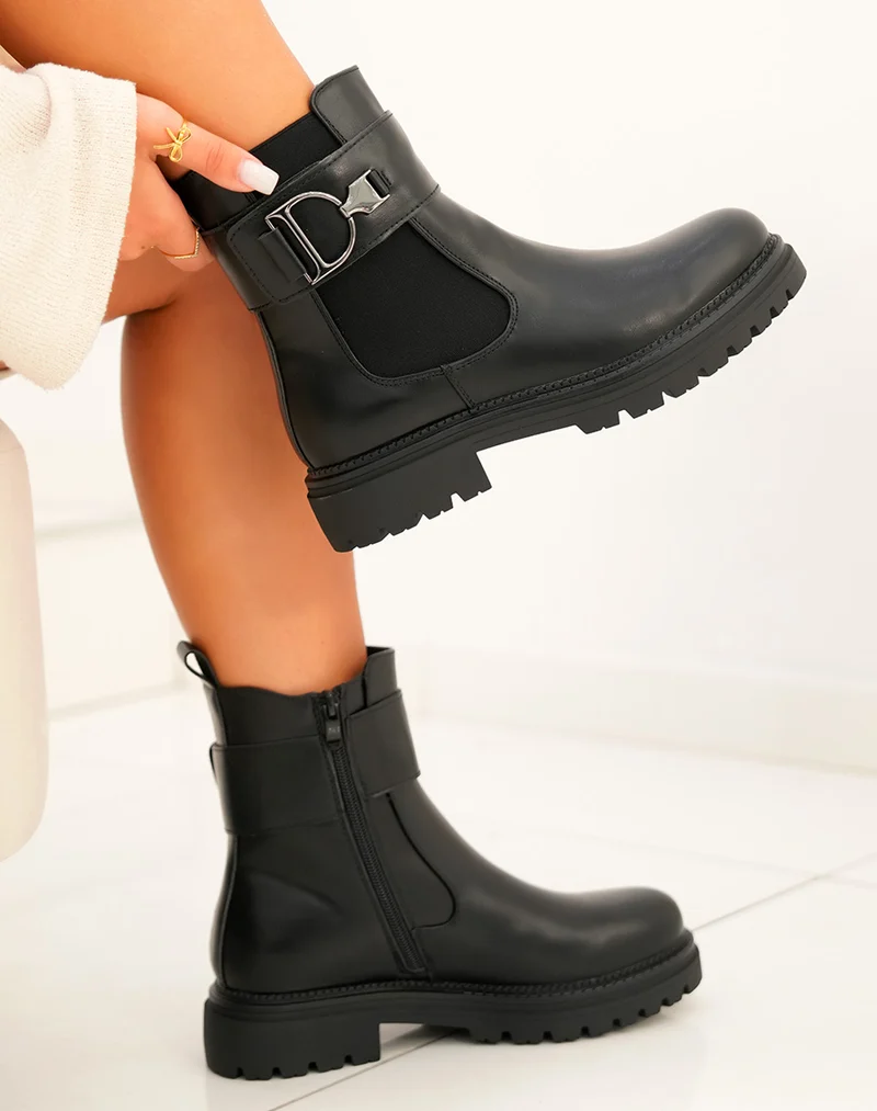 Bottines femme noires avec lanière argentée et semelle crantée