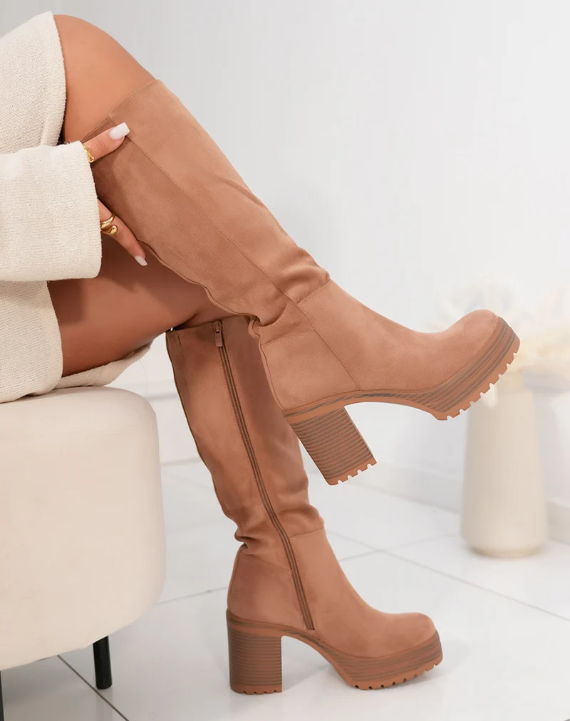 Bottes femme en suédine camel avec talon de 9 cm et plateforme crantée