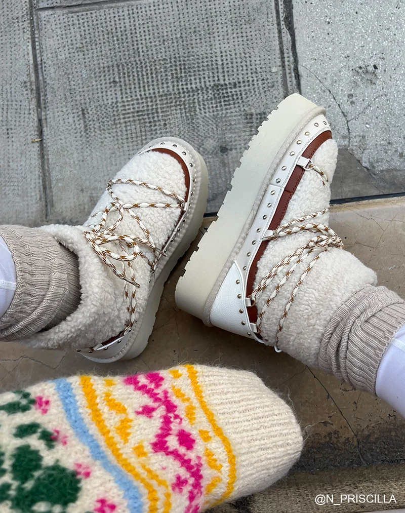 Bottines femme fourrées beige à lacets avec clous dorés et semelle crantée