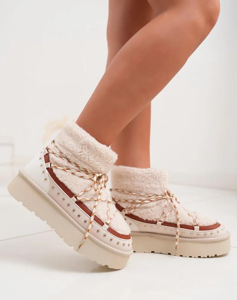 Bottines femme fourrées beige à lacets avec clous dorés et semelle crantée