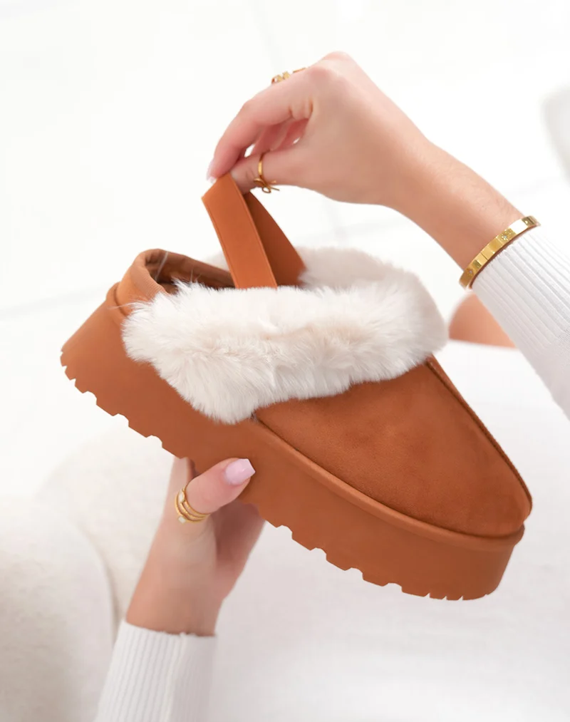 Mules femme camel en suédine fourrée avec lanière ajustable et semelle crantée