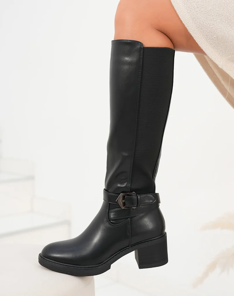 Bottes femme noires avec talon moyen et double sangle décorative