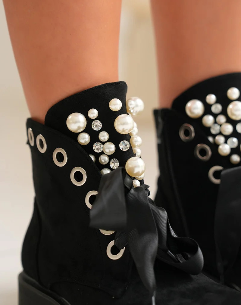 Bottines en suédine noire à lacets épais et ajourées avec perles