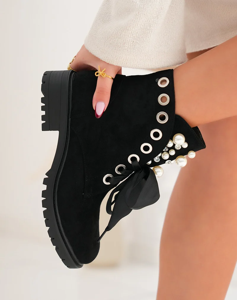 Bottines en suédine noire à lacets épais et ajourées avec perles