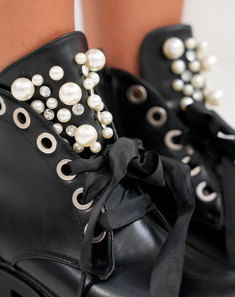 Bottines noires à lacets épais et ajourées de perles