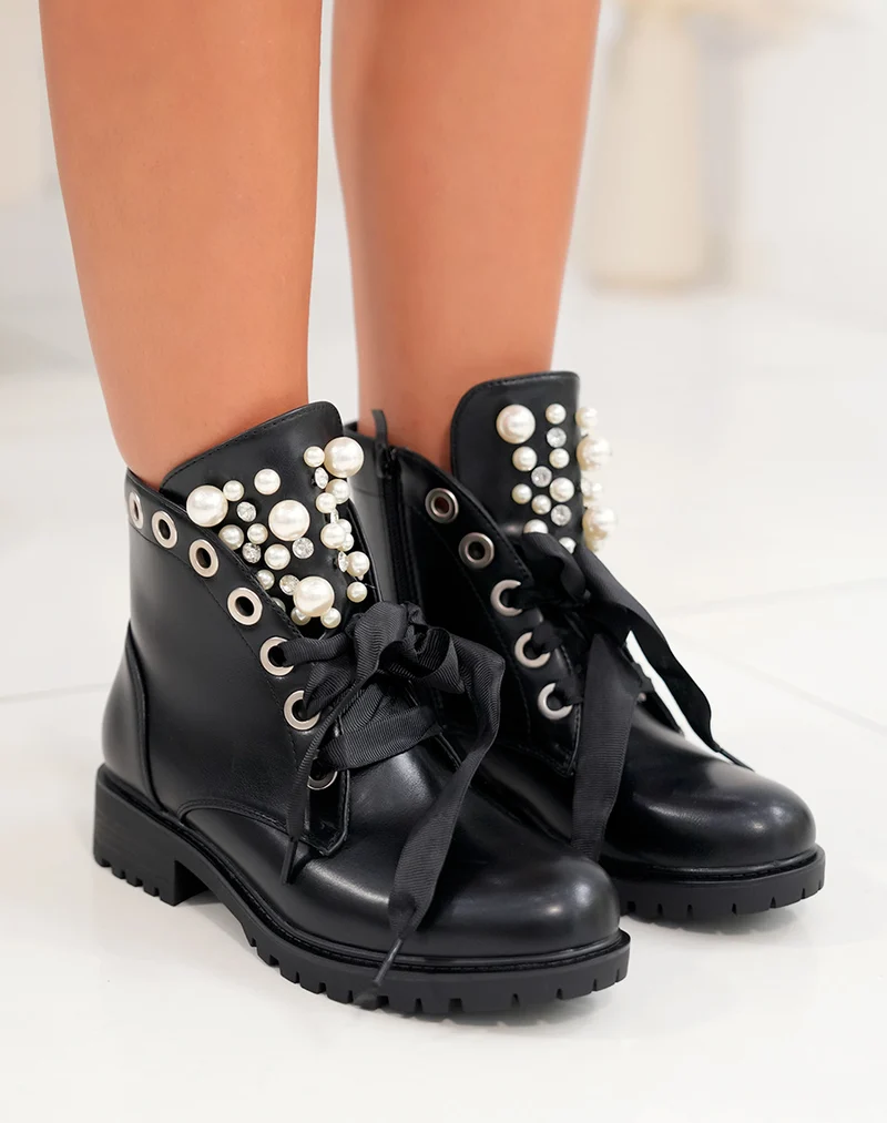 Bottines noires à lacets épais et ajourées de perles