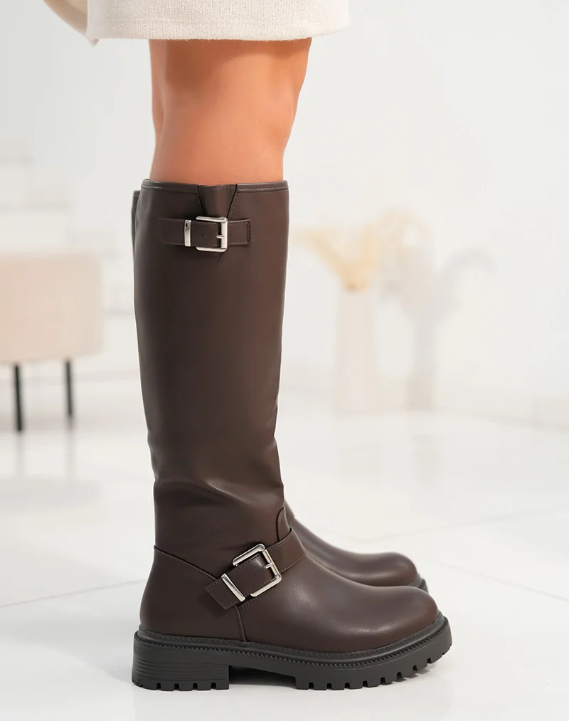 Bottes femme marron à lanières avec boucles argentées et semelle crantée robustes et tendance