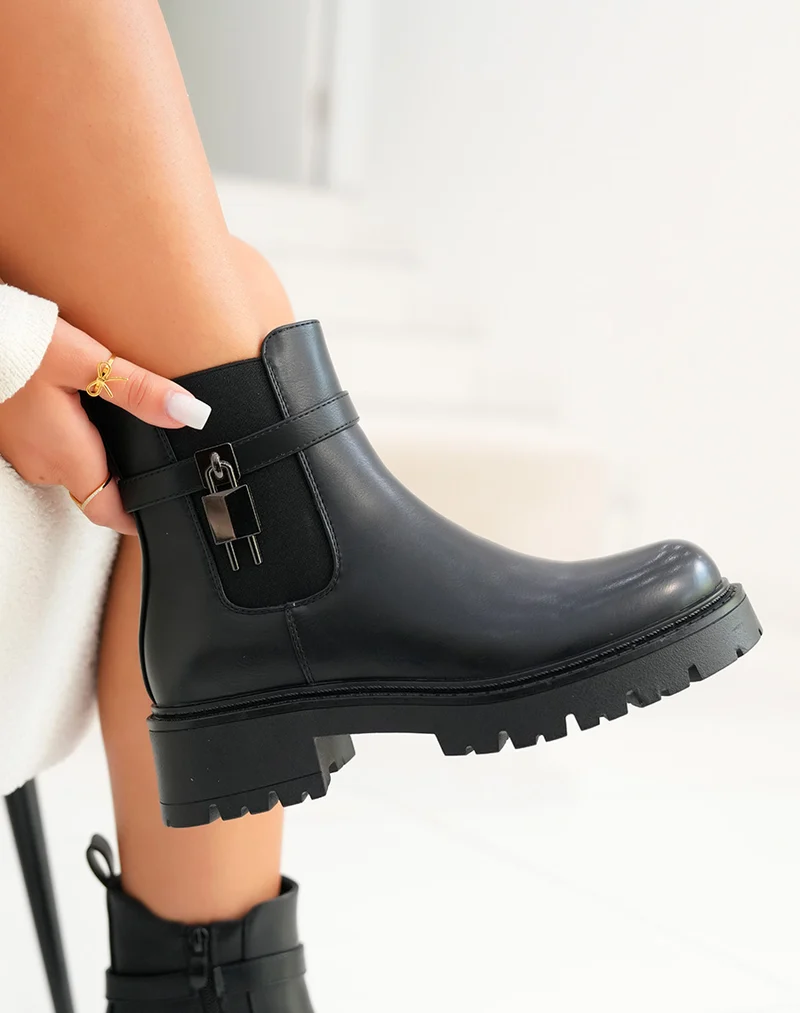 Bottines femme noires à lanière avec cadenas et semelle crantée