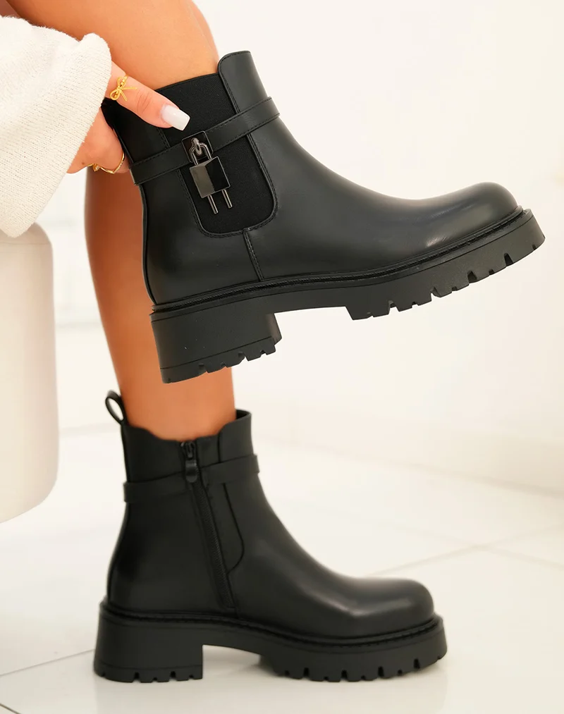 Bottines femme noires à lanière avec cadenas et semelle crantée