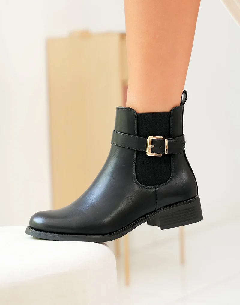 BOTTINES NOIRES STYLE CHELSEA AVEC LANIÈRE DORÉE