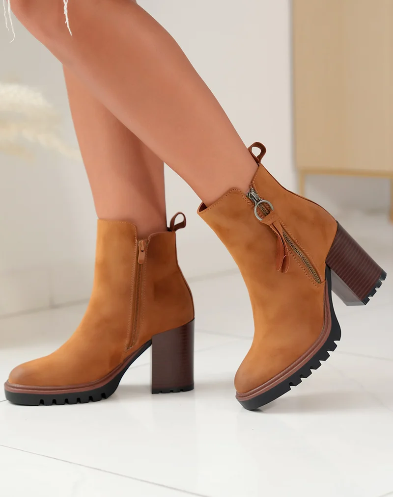 Bottines camel à talon et détail marron