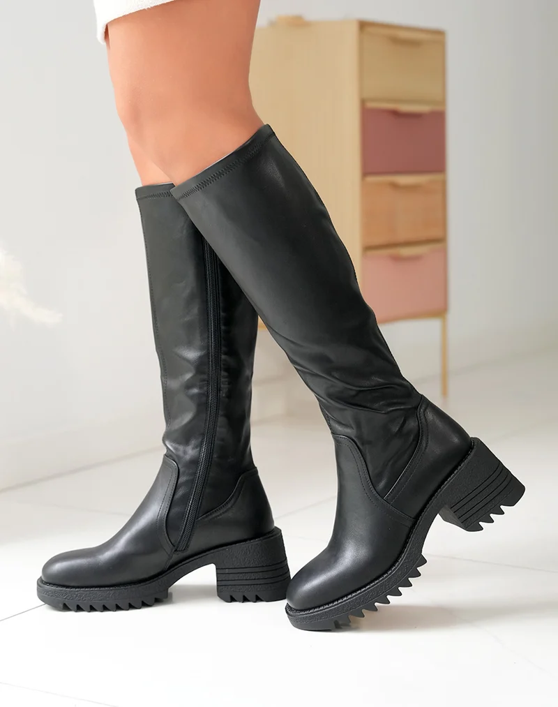 Bottes noires à bout carré et talon épais à semelle crantée