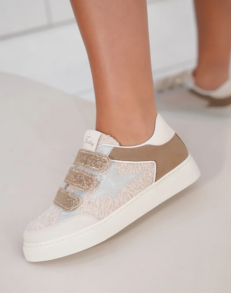 Basket femme effet moumoute beige avec scratchs dorés pailletés
