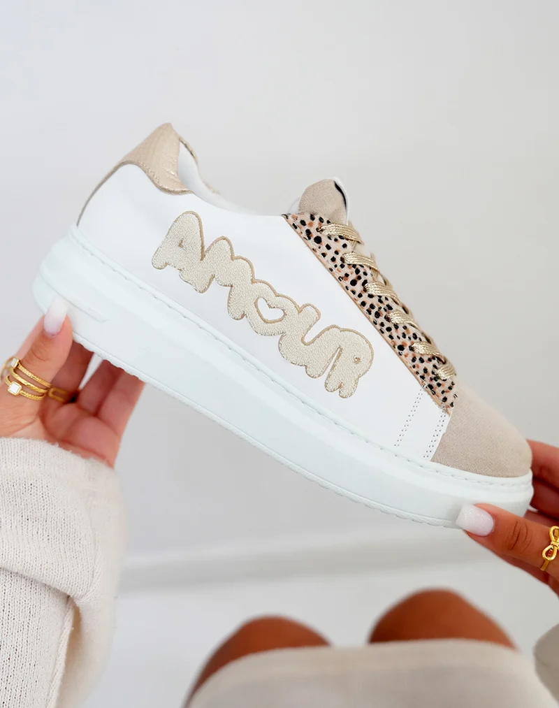 Basket femme blanche tendance avec inscription Amour et détails dorés