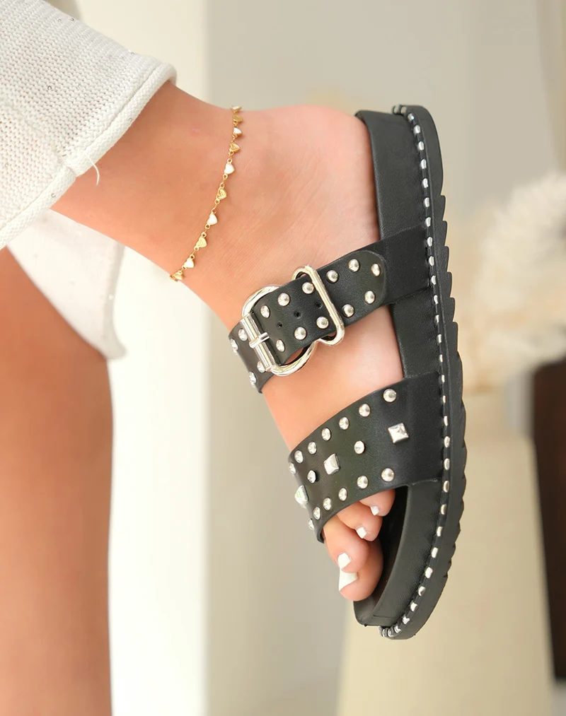 Sandales cloutées noires à boucles