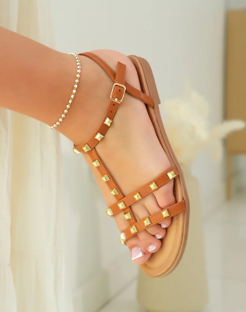 Sandales femme camel ornées de clous dorés pour un style audacieux