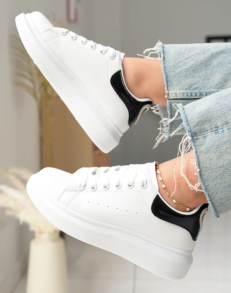 Baskets femme blanches tendance avec empiècement noir irisé et détail doré