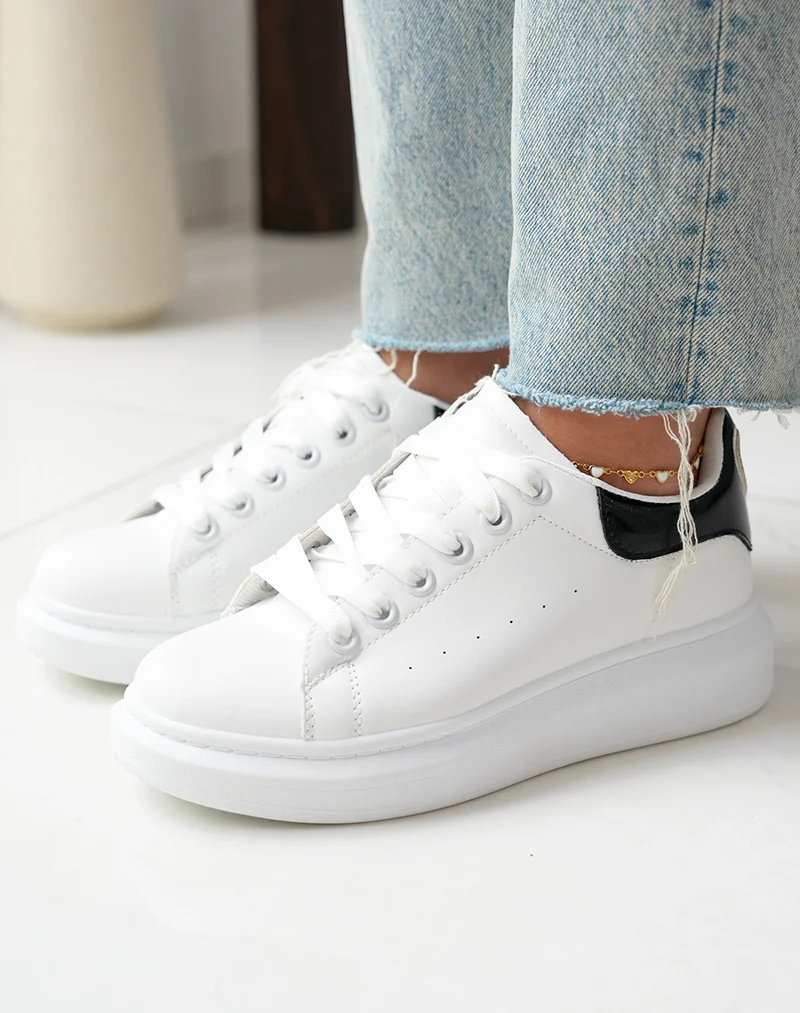 Baskets femme blanches tendance avec empiècement noir irisé et détail doré