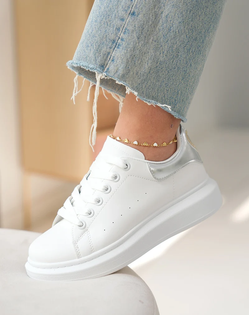 Baskets femme blanches tendance avec empiècement argenté irisé et détail doré