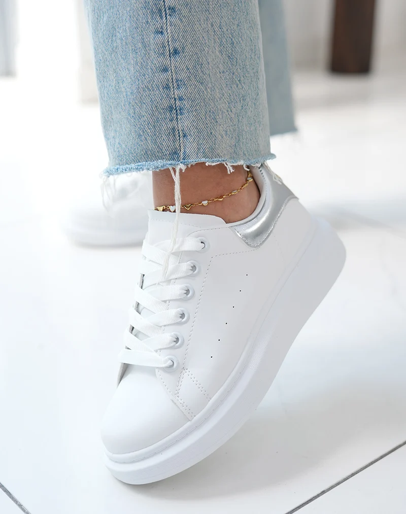 Baskets femme blanches tendance avec empiècement argenté irisé et détail doré