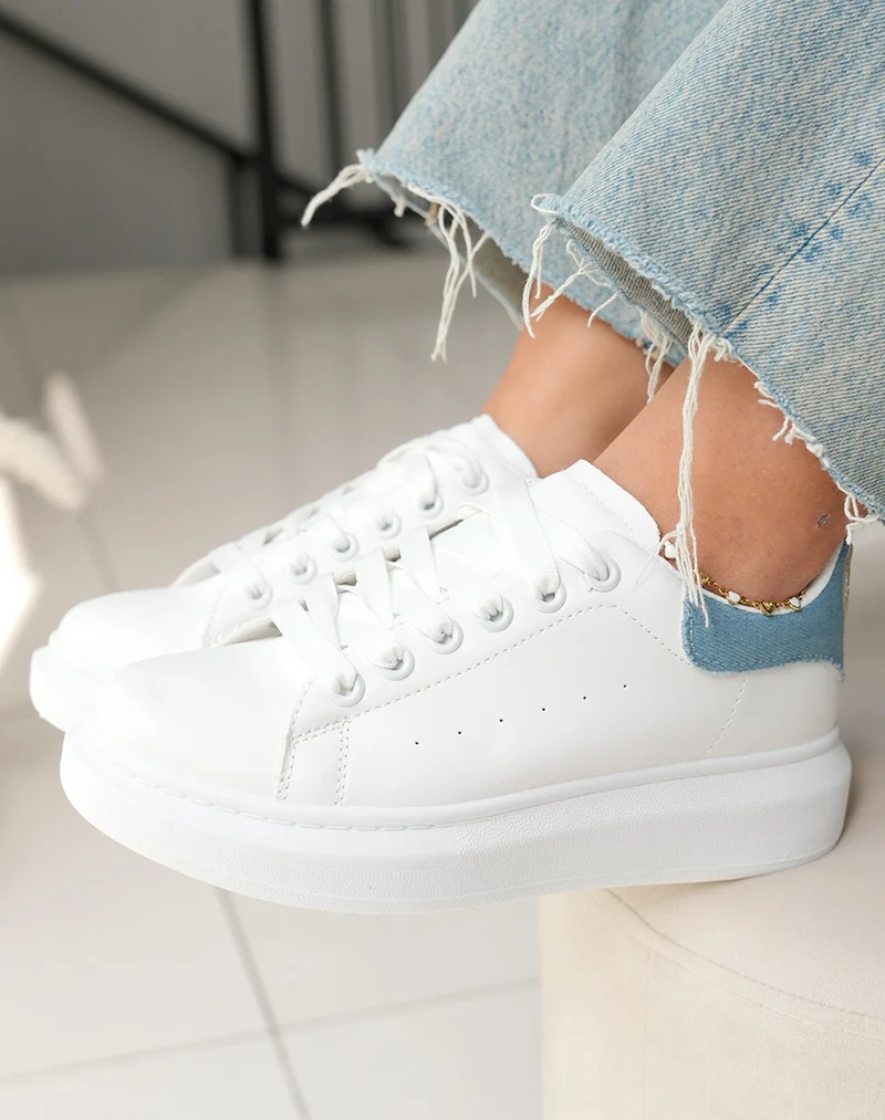 Baskets femme blanches tendance avec empiècement effet jean et détail doré