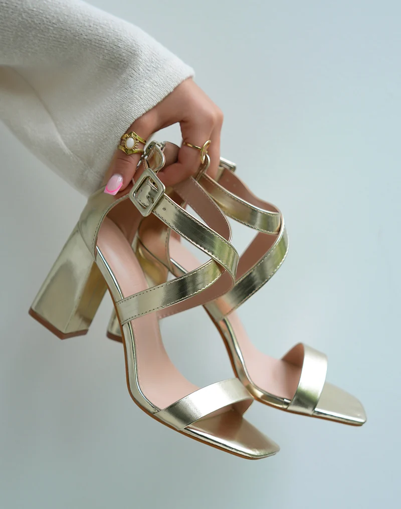 Sandales à talons femme dorées élégantes avec brides entrecroisées