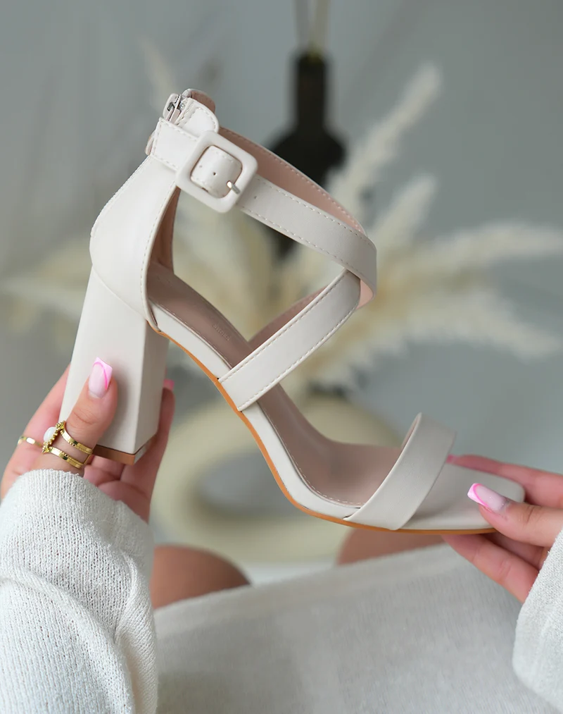 Sandales à talons femme beiges élégantes avec brides entrecroisées