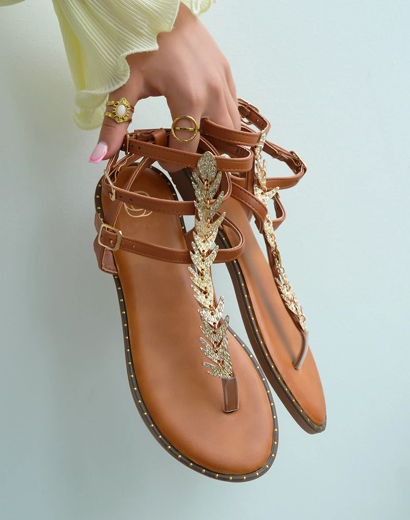 Nu-pieds femme camel élégants avec bijoux dorés et strass